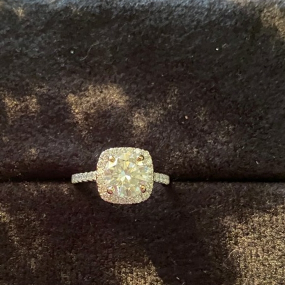 Engagement ring - Picture 9 of 9